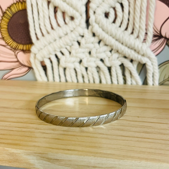 Monet Silver Toned Bangle Bracelet Thin Vintage Design Signed Retro Jewelry - Picture 1 of 6